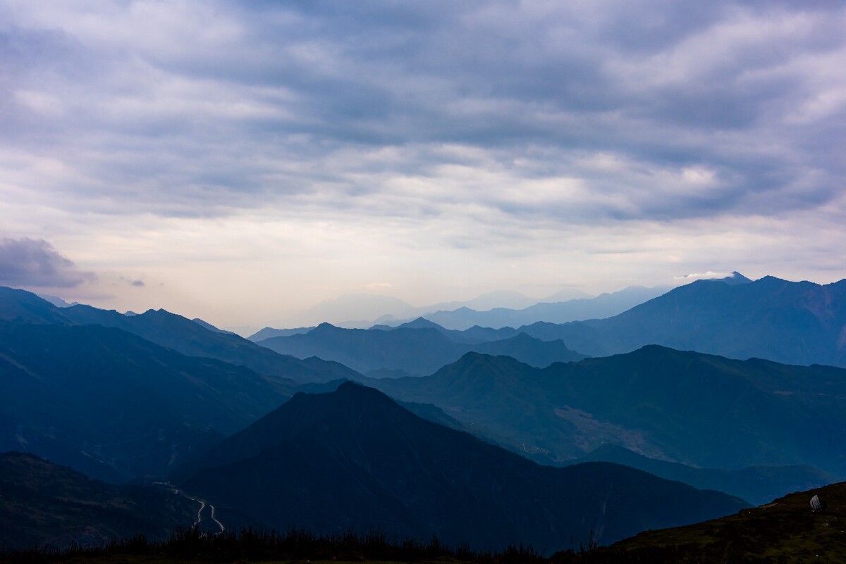 水墨色的绵延山脉
