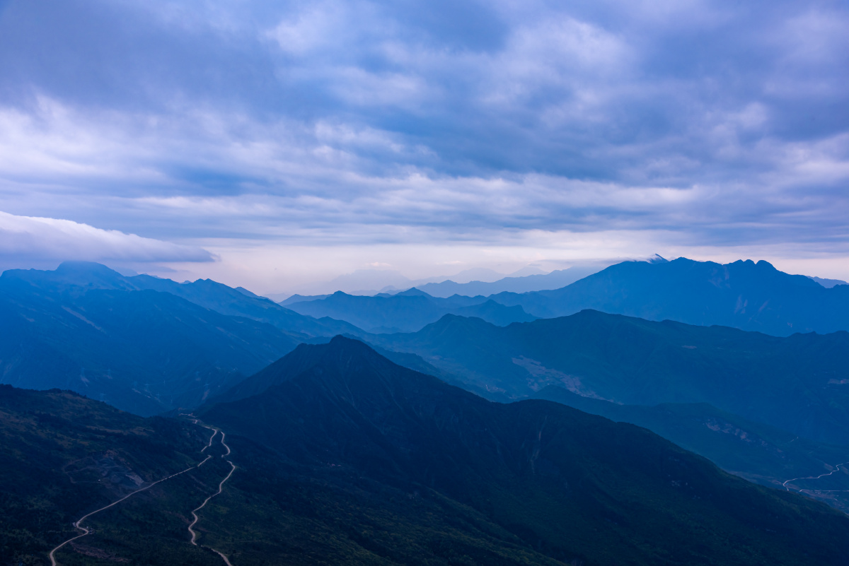 水墨色的绵延山脉