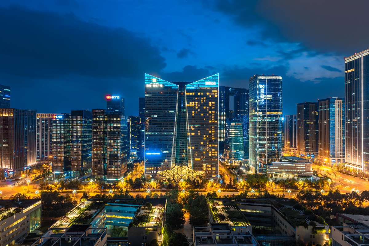 成都市高新区天府大道两旁的写字楼