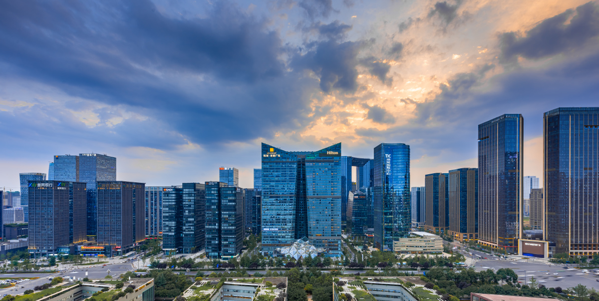 成都市高新区天府大道两旁的写字楼