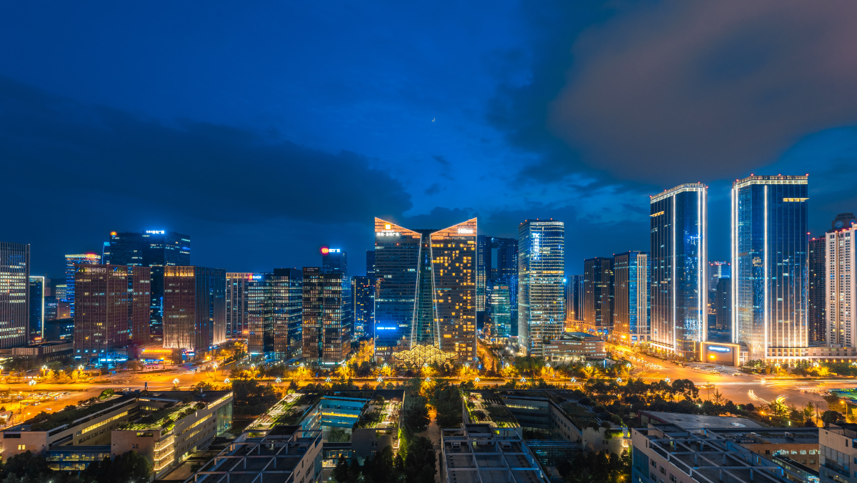 成都市高新区天府大道两旁的写字楼