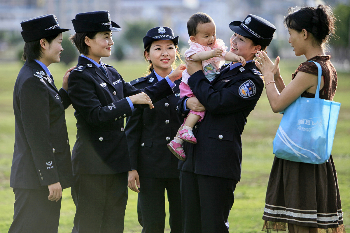 警民一家亲满身正气万象新飒爽英姿亦有情欢声笑语歌声起警民鱼水一家