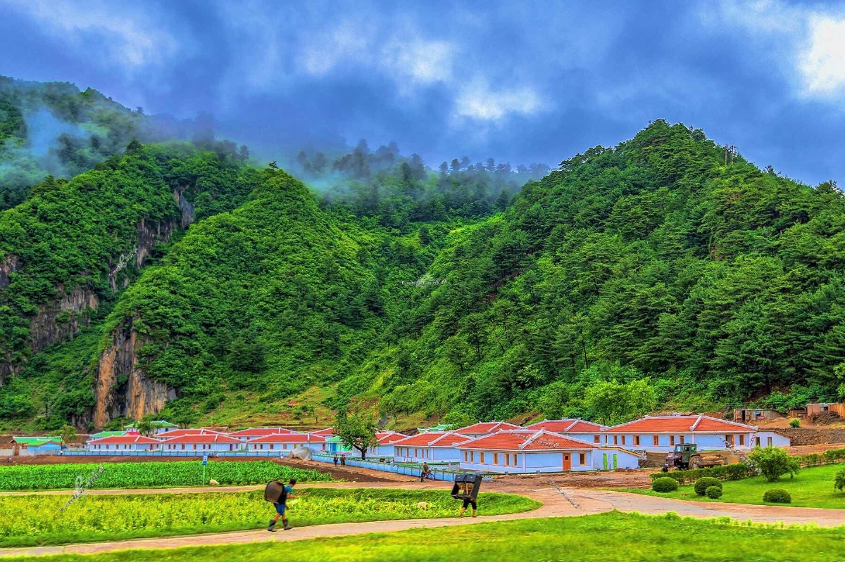 2018年7月2日中午,朝鲜?,在行驶的旅行车上抓拍于元山去金刚山的路上.