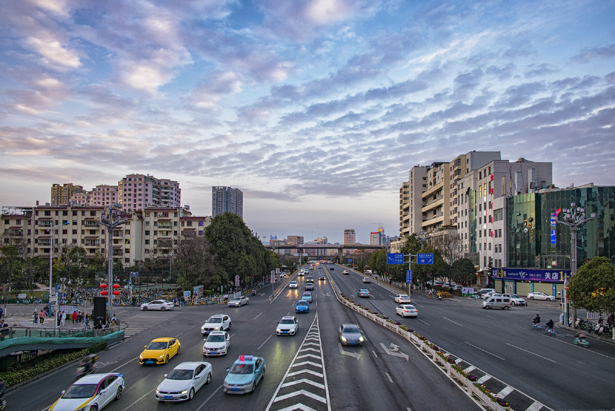 城市晚霞 2021年2月20日,云南省昆明市同德广场.