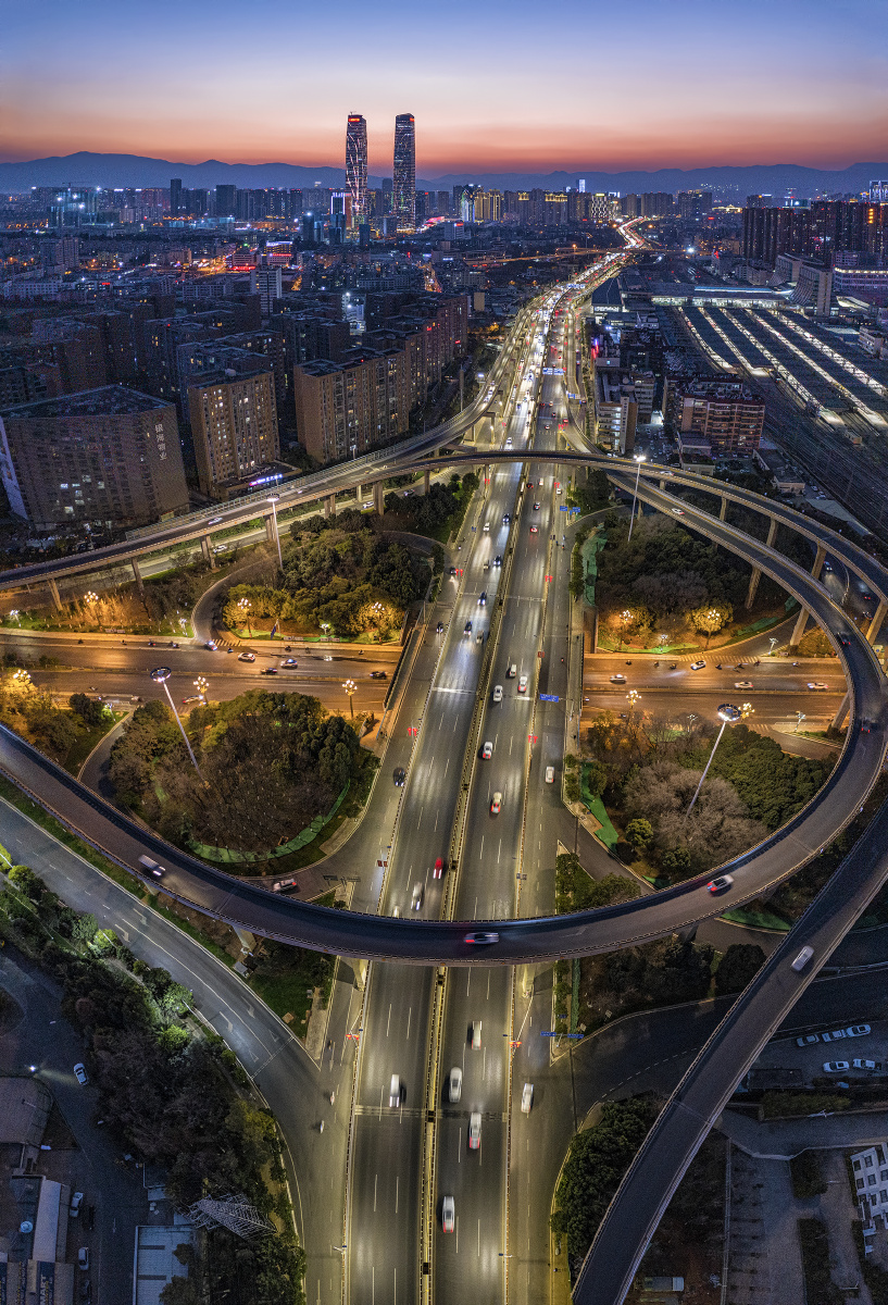 官南晚景 2021年2月3日,云南省昆明市官渡区官南立交桥鸟瞰万达双塔