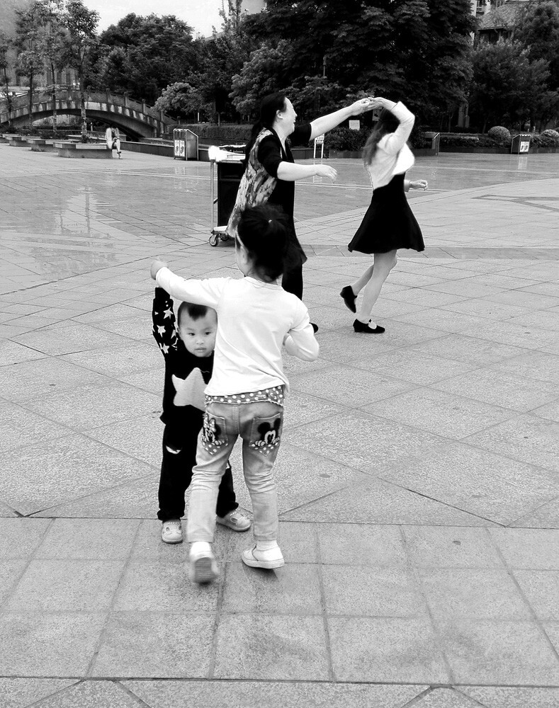 广场舞不是妈妈们的专利，小弟小妹也会噢。