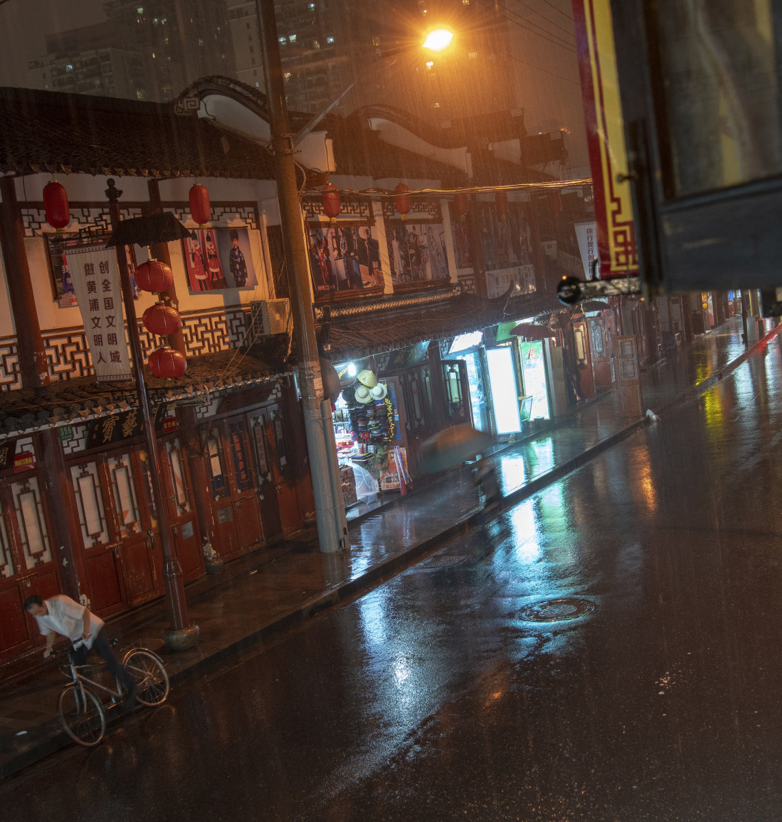 大雨中夜上海的小街