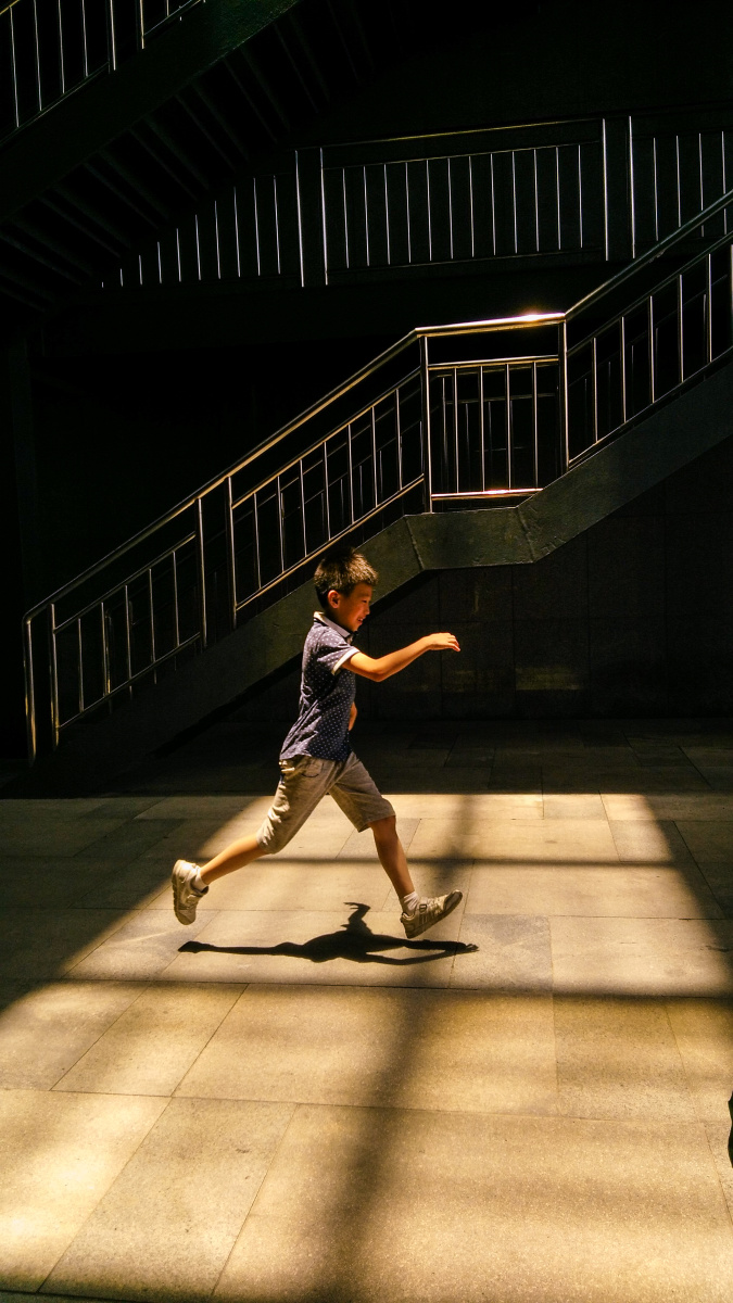 手机街拍奔跑吧少年201606东莞