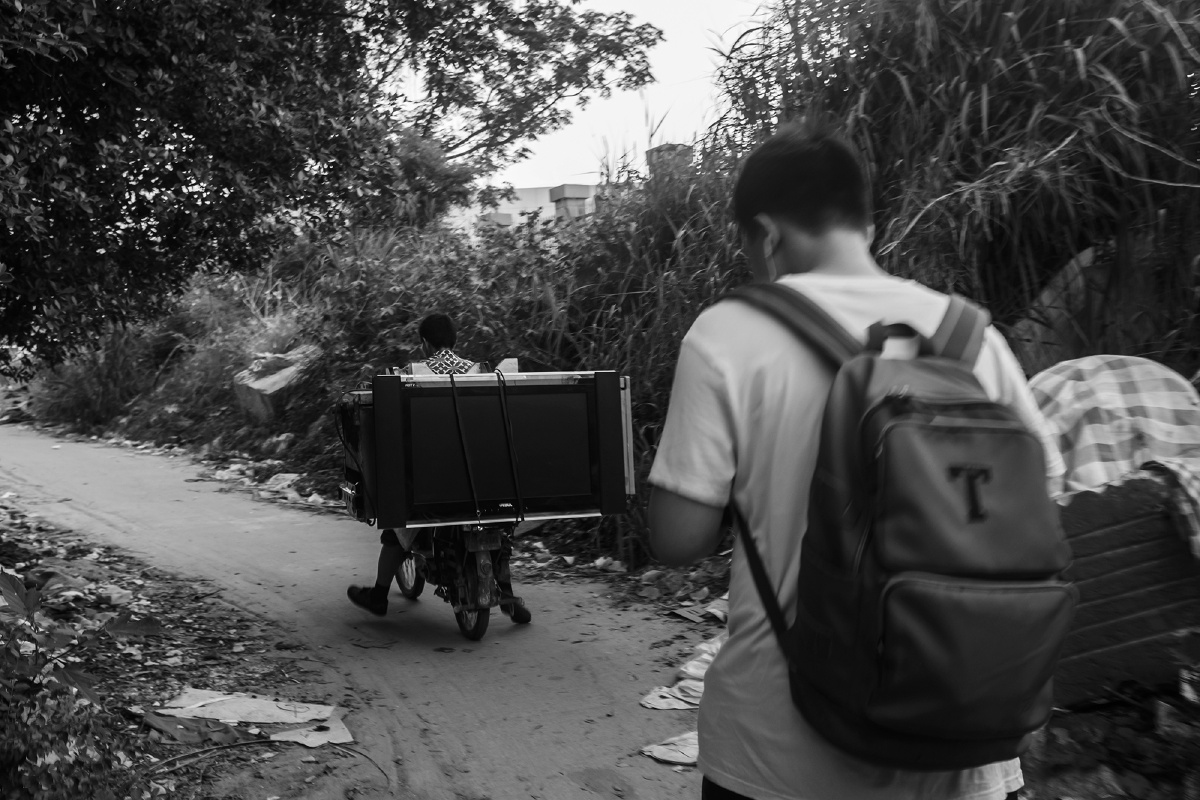 买了一个二手电视机拖回家.厦门,2018年.