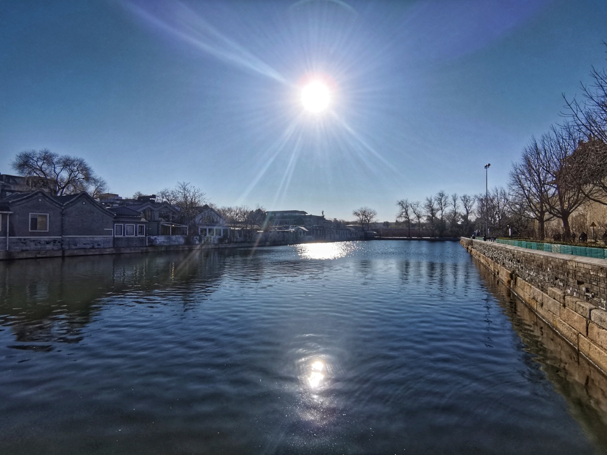 早上八九点中钟的太阳