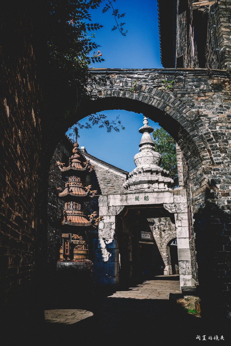 昭关石塔位于江苏镇江市西北云台山北麓,北临长江.