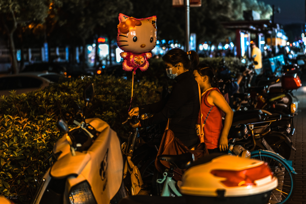 夏天里夜晚千姿百态的人们