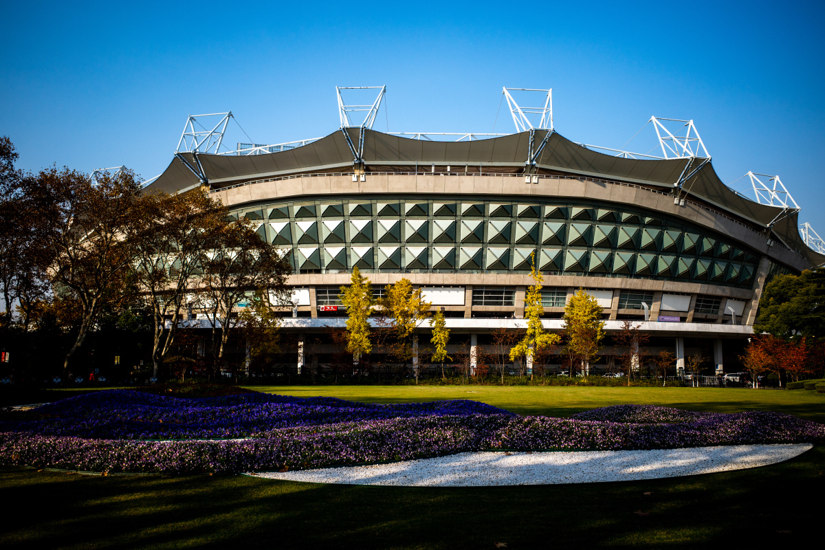 虹口足球场前的秋色