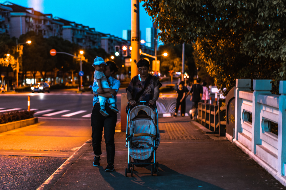 夏天里夜晚千姿百态的人们