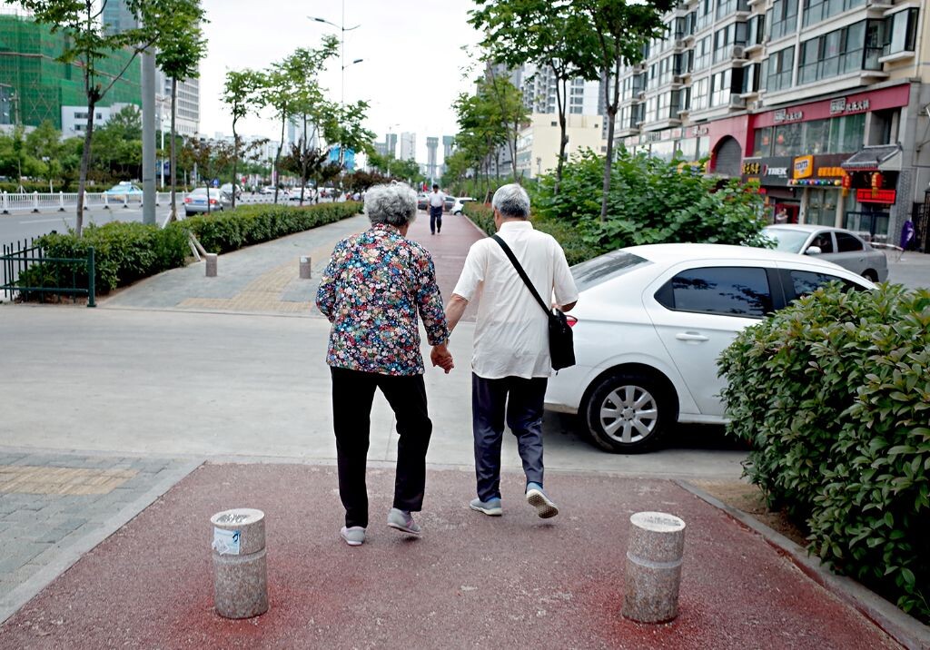 走过一段街道时，发现一对老年人在逛街，每走到一个小街口时大伯就握住大妈的手，放慢脚步，慢慢观察一下街边的商店，然后互望着说几句话，温情无限。不知道我俩老了以后，能跟他们一样吗？