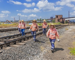 302972