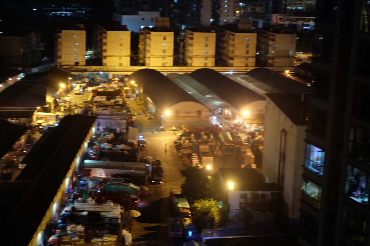 夜阑更深也有不落日的市集。