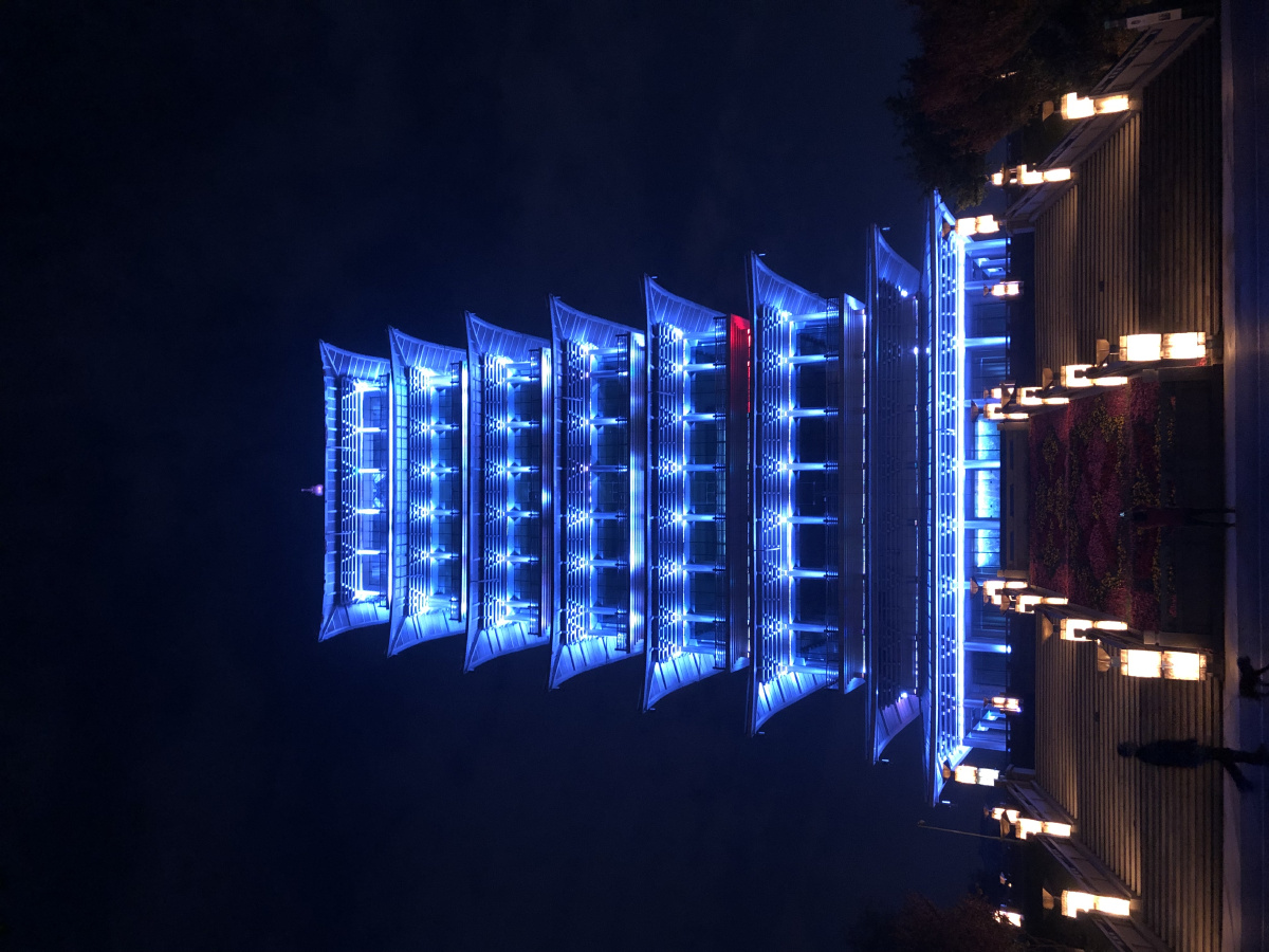 灯光变幻下的长安塔