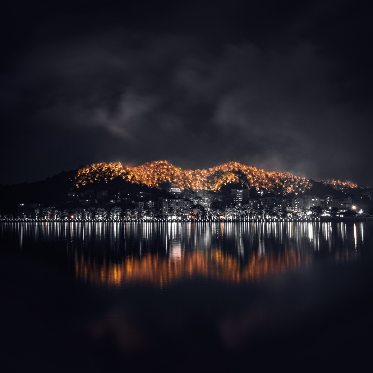 『夜色』摄于潮州,夜晚山上布置的灯光打开后,像是山在燃烧. - 嘎努鸟