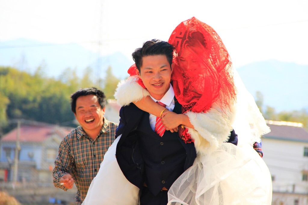结婚当天,新郎迎娶新娘