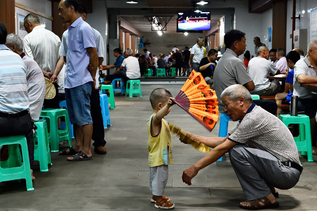 我也给爷爷打扇.2019年8月摄于重庆渝北区某人防工程内.