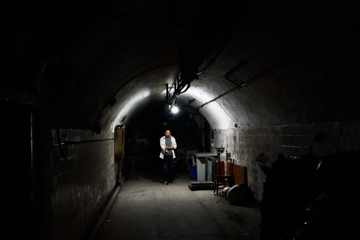 防空洞废旧物资回收点.2018年9月摄于重庆渝中区.