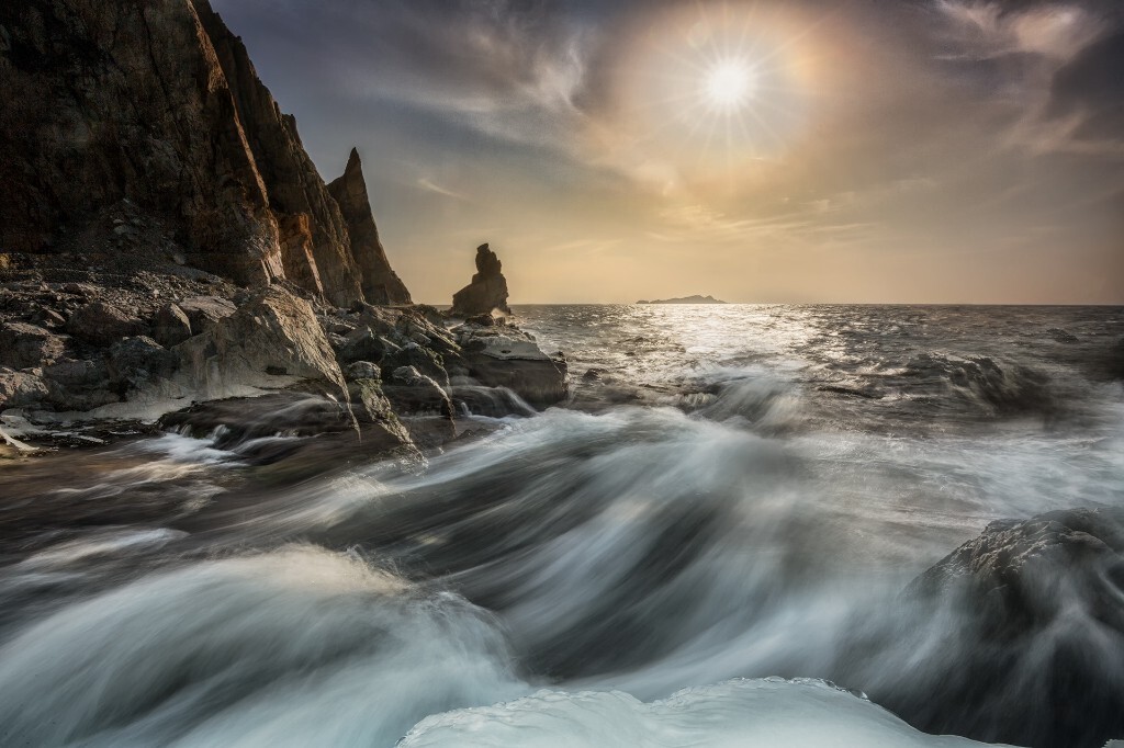 夕阳海岸波涛涌 思君盼归思亲情<br />
拍摄于大连旅顺 感觉海岸的一块礁石 像老妇盼望亲人 出海归来