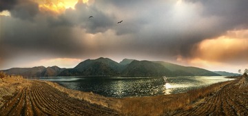 彩霞映照田野湖畔