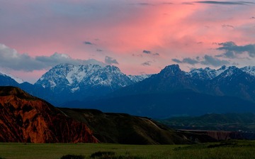 雪山红霞