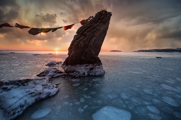 岸冰夕阳飘经幡