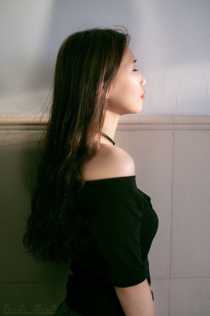 迎面而来的最后一抹余晖，拍下这组照片两天后，她回到了家乡