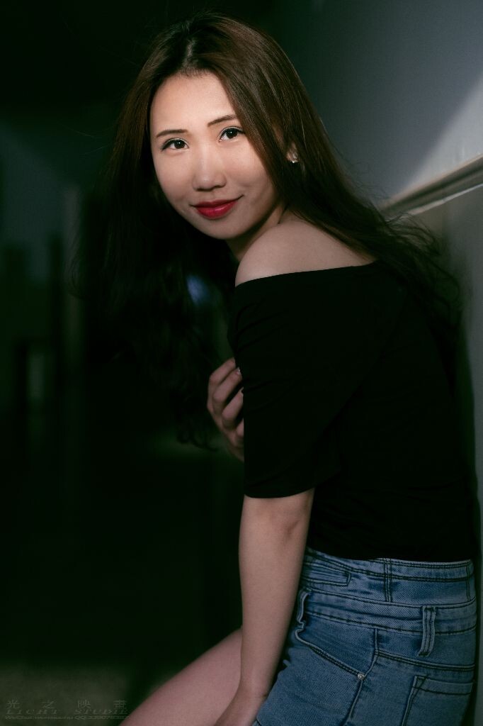 准备离开教学楼的时候，看到走廊尽头照射进来的余晖，赶紧叫妹子来拍，这时，起风了，风吹动了她的发