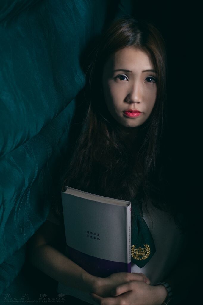 在图书馆中想拍一种黑暗的感觉，一直没有找到，也是在将要离开的时候，又到了顶层去看，看到了尽头的窗帘，窗帘外是弃用的大厅，一手用窗帘包裹着妹子，另一只手，按下了快门