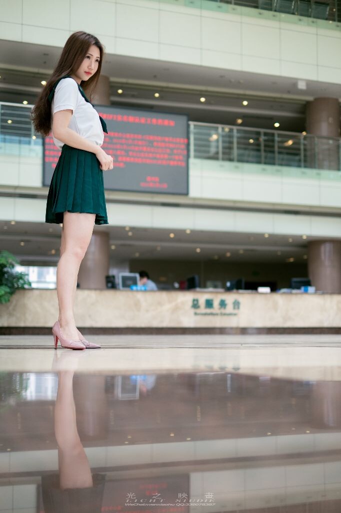 明镜可鉴的大厅地板