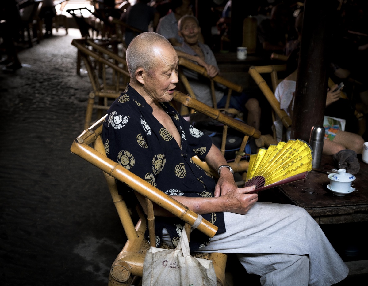 老茶馆里的老茶客