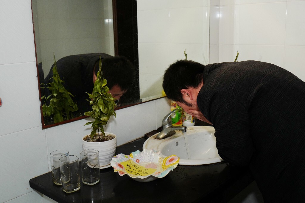 28、小华有点困,洗了个冷水脸继续战斗。