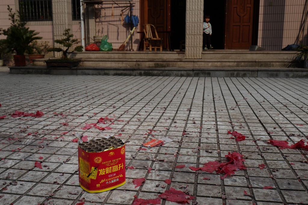 11、沈亚梦家按照江南习俗燃放了爆竹,欢迎弟弟的到来!