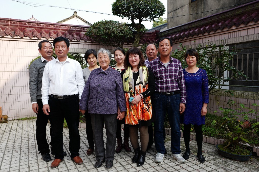 16、团圆,全家合影留念。从左开始 1、沈恩宝二儿子沈亚梦,2、沈恩宝三儿子刘中晓,3、沈恩宝二儿子沈亚梦妻子沈建芬,4、沈恩宝,5、沈恩宝的女儿沈亚芬,6、沈恩宝三儿子刘中晓的妻子王伟萍,7、沈恩宝的女儿沈亚芬的丈夫,8、沈恩宝大儿子沈亚群,9、沈恩宝大儿子沈亚群的妻子沈利芬。
