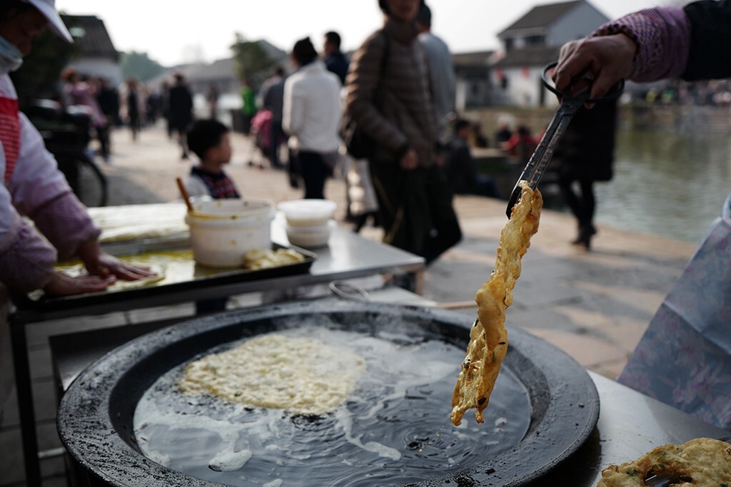 过去的吆喝声还在脑海里回荡“哎、葱油饼,又香又脆的葱油饼”,