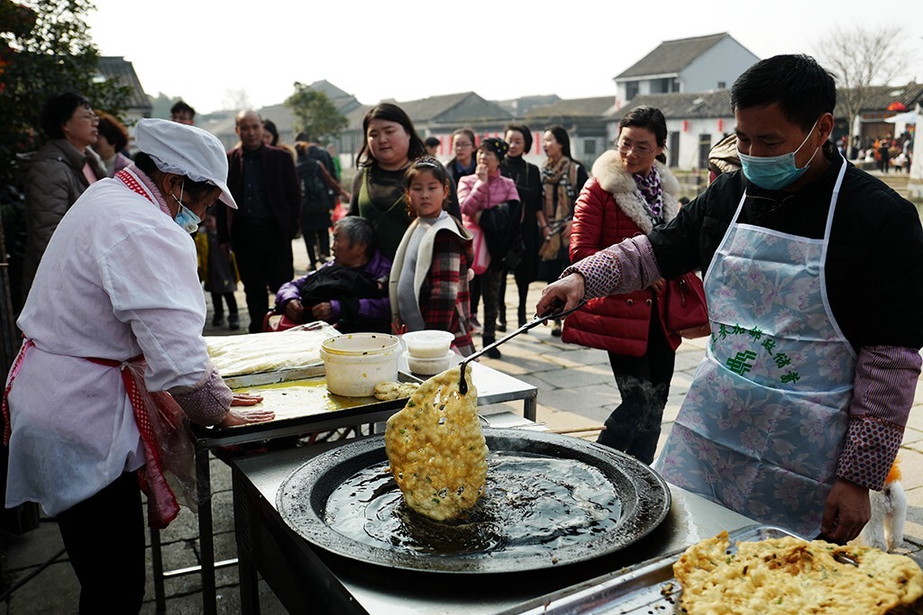 走到禹迹桥那边,看到宝塔对面震泽仁昌食品加工场外面围着一群人,