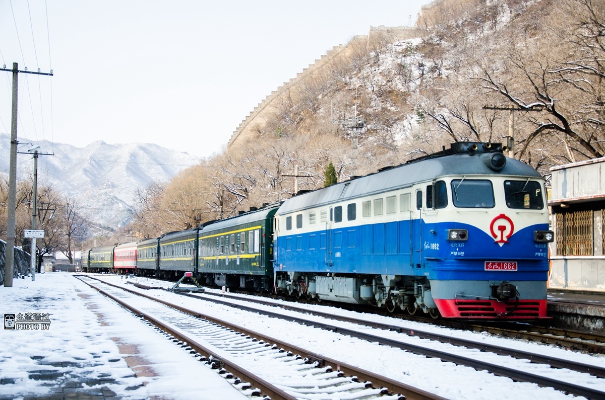 东风牌的火车头青龙桥老站房一场春雪一声风笛凝固了时光