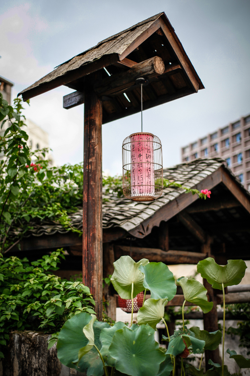 客家老式的路灯,家门口的小油灯,以前家里大人说,到了晚上门口的一定