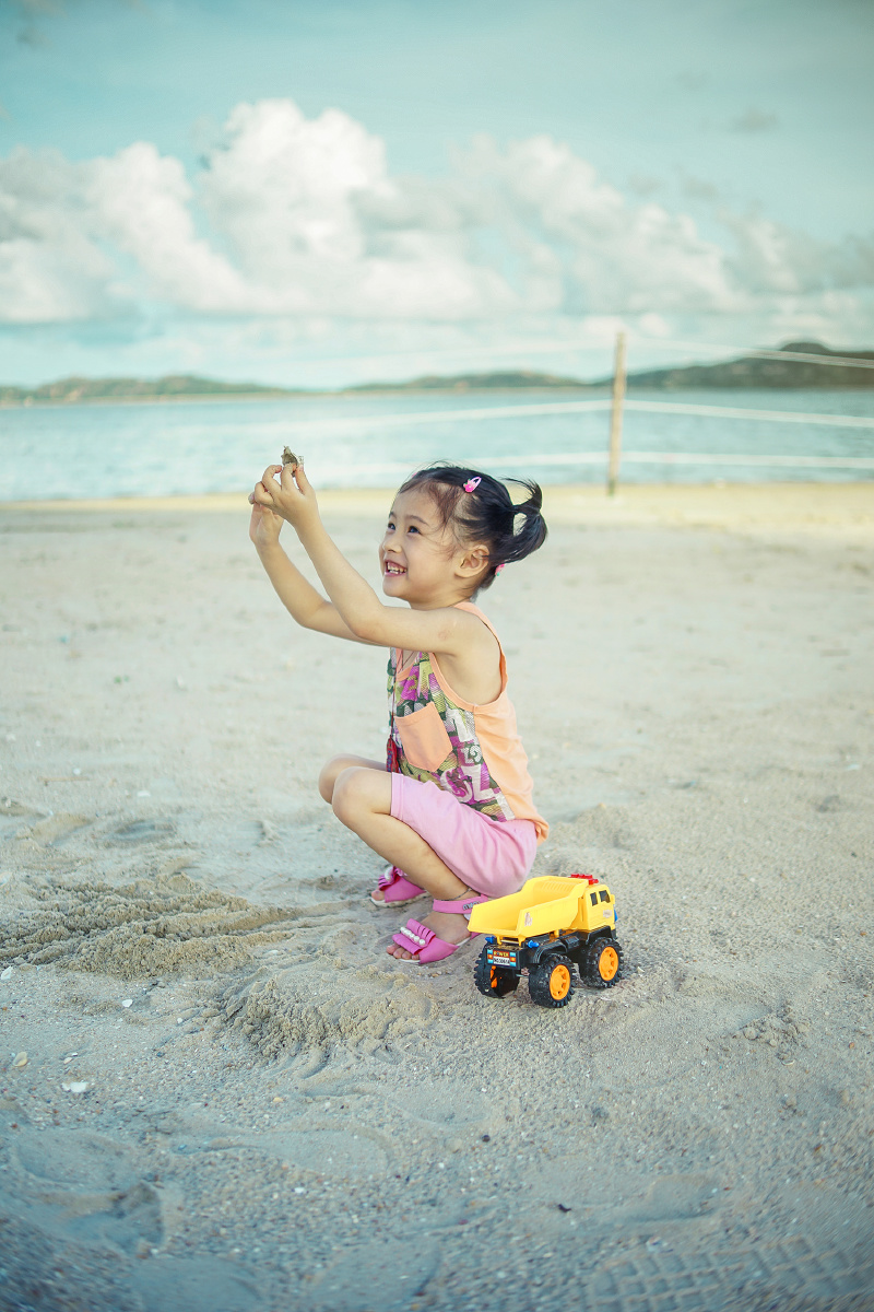 玩沙的小女孩