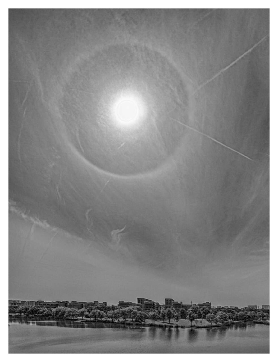 一次日晕的时刻,经过三层多张图片拼接,使得日晕能够完整地拍摄下来