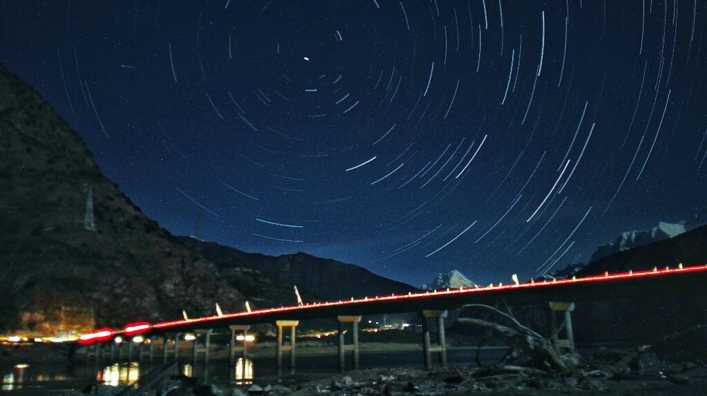 雅鲁藏布江的夜空