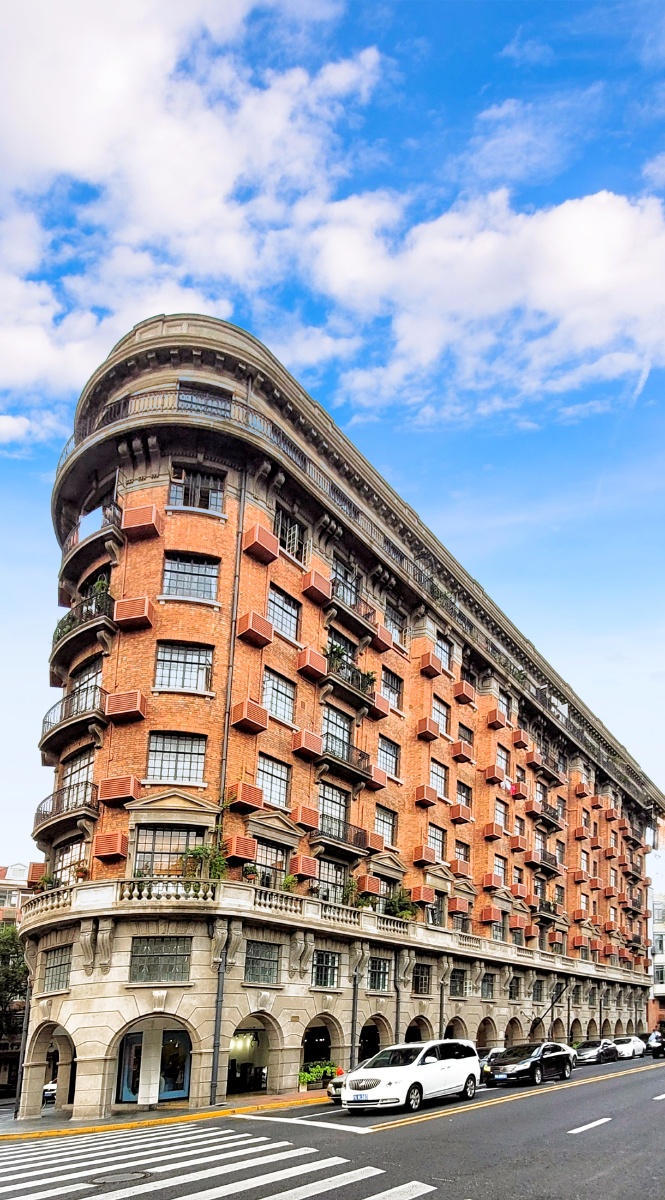 诺曼底公寓大楼为三段式法国文艺复兴风格外形如熨斗亦如战舰