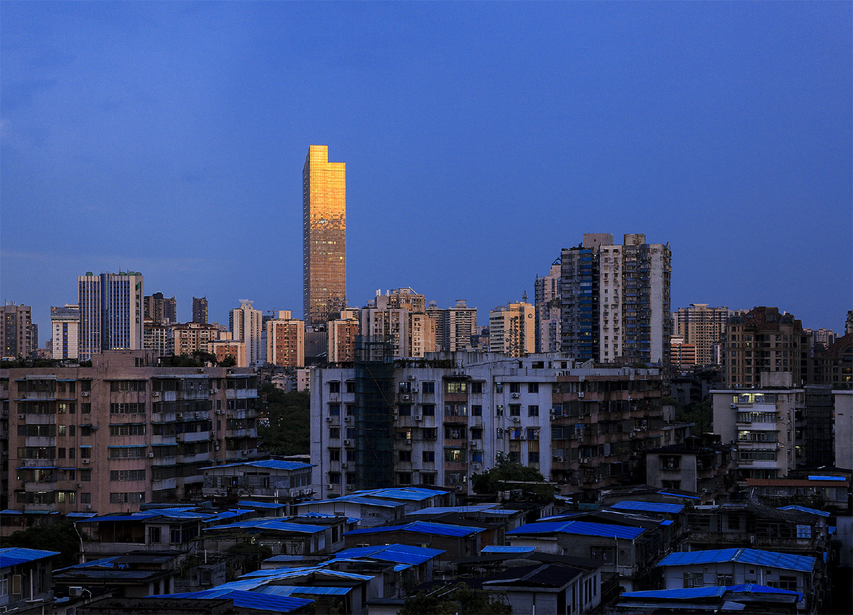 沐浴在夕阳中的高楼营造出日照金楼的景色