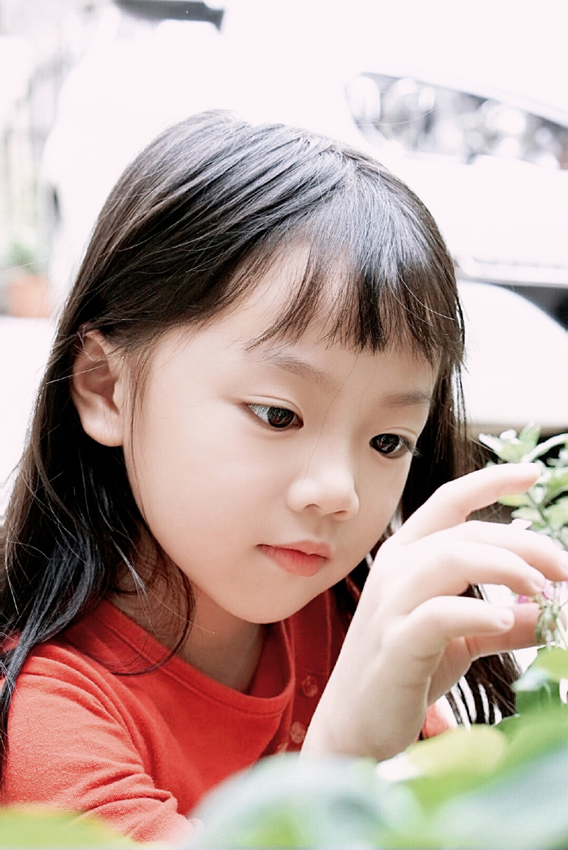 小女孩儿萌发生长