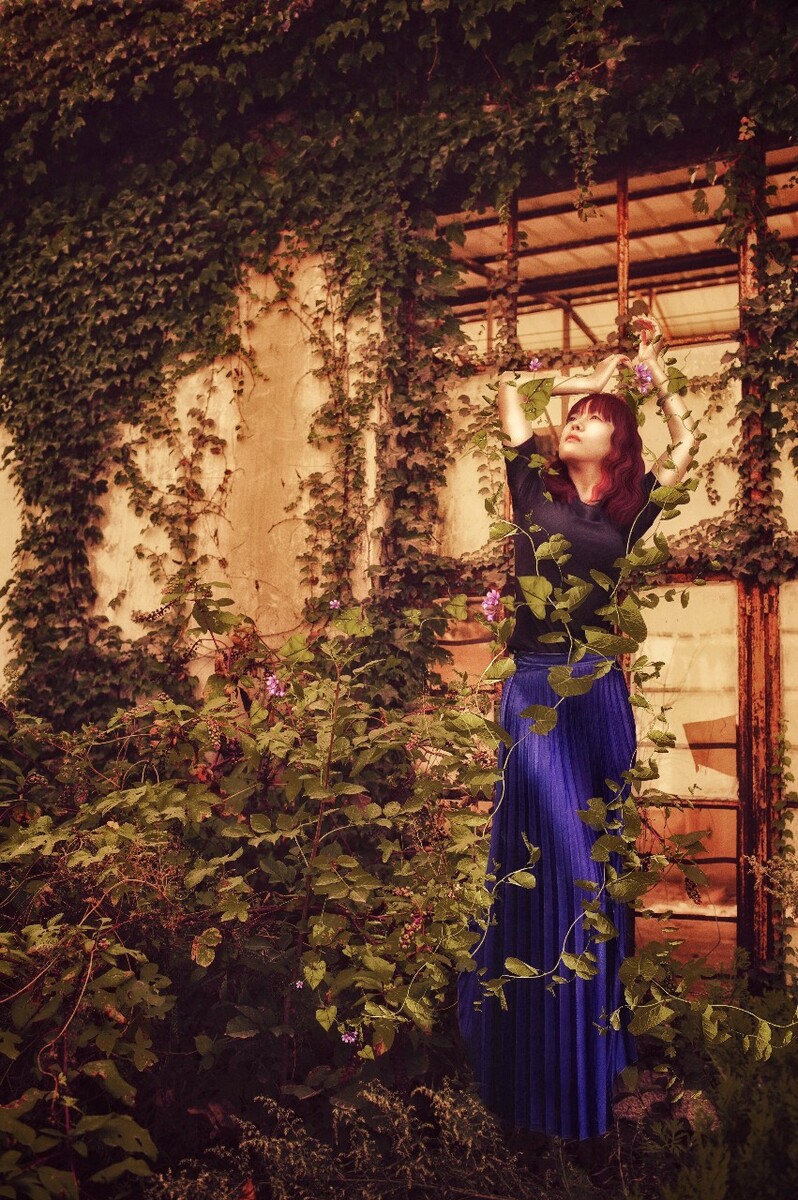 任纠缠束缚的藤蔓肆意疯张 <br />
我仍站立得趾高气昂<br />
望着诗 和远方 