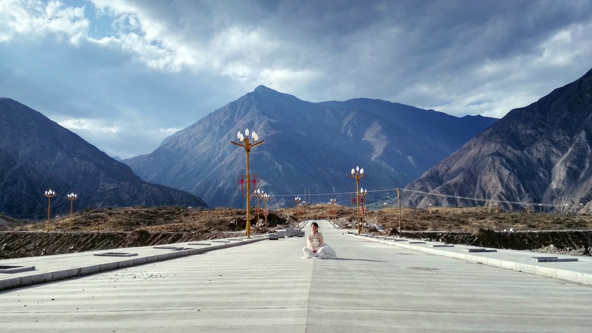 小姐姐的背影正面放出来纯一个二货